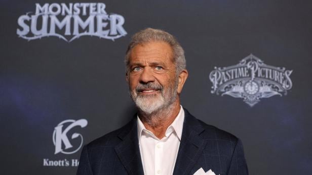 FILE PHOTO: Mel Gibson's right to own a gun restored by Justice Department, NYT reports