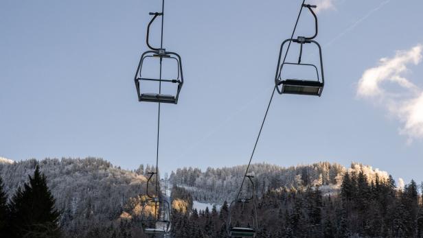 ++ THEMENBILD ++ WINTER / TOURISMUS / SKIGEBIET / WINTERSPORT / SAISONERÖFFNUNG / SESSELLIFT