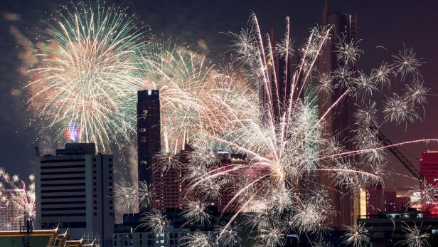 Thailand celebrates New Year's Eve with fireworks