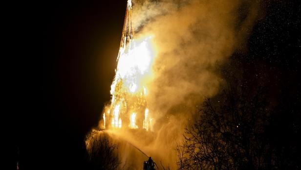 Fire erupts at Amsterdams Vondelkerk tower during New Years Eve celebrations
