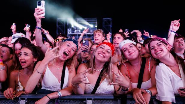Eine Aufnahme von der Menge beim BHZ Konzert des Frequency. Im Fokus stehen die feiernden, jungen Frauen in der ersten Reihe.