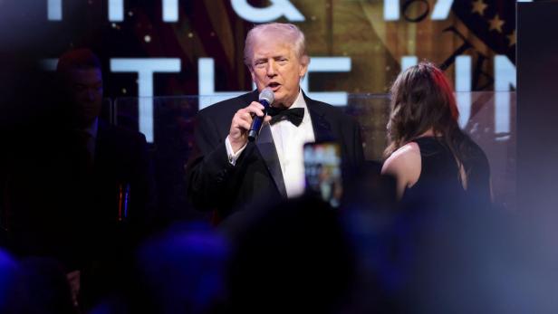 Donald Trump spricht bei einer Veranstaltung ins Mikrofon.