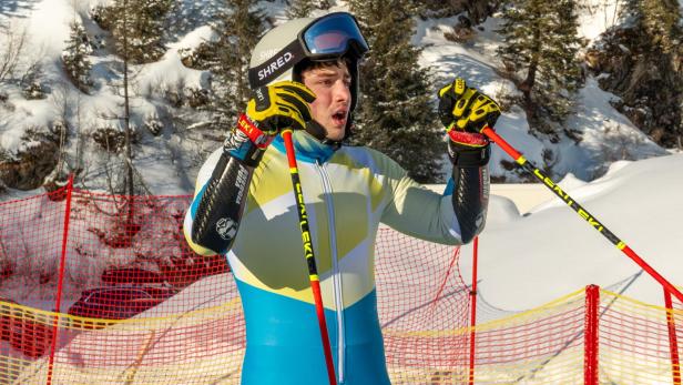 Imre Lichtenberger als Skifahrer in seiner Serienrolle Nikki Auer