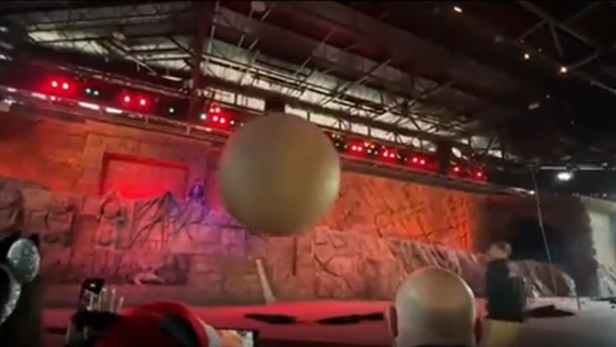 Riesige Kugel rollt auf einer Bühne auf das Publikum zu