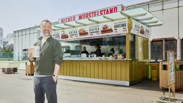 Mike Lanner vor seinem Wiener Würstelstand in der Spittelau