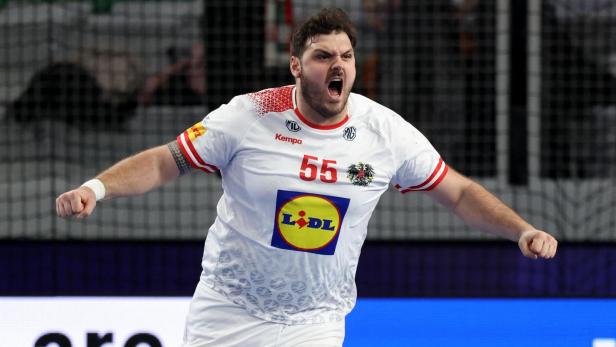 Ein jubelnder Handballspieler mit der Nummer 55 und dem LIDL-Logo auf dem Trikot ballt die Fäuste.