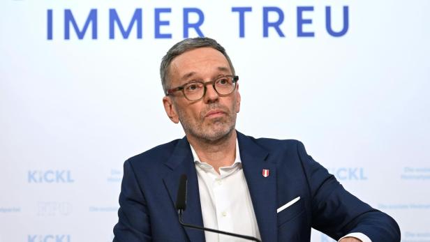Herbert Kickl spricht vor einem Hintergrund mit der Aufschrift "Österreich immer treu".