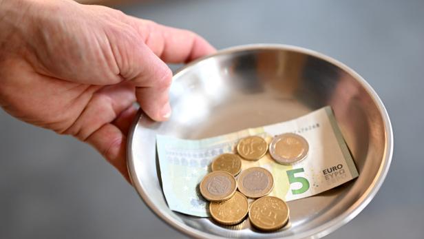 ++ THEMENBILD ++ TRINKGELD / GELD / ENTLOHNEN / BEZAHLEN / DIENSTLEISTUNG / GASTRONOMIE / TOURISMUS / HOTELLERIE