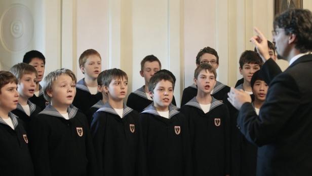 Members of the Vienna Boys Choir perform during a visit of Austrian President Heinz Fischer (not pictured) at their home in Vienna, January 30, 2012. REUTERS/Heinz-Peter Bader (AUSTRIA - Tags: ENTERTAINMENT)