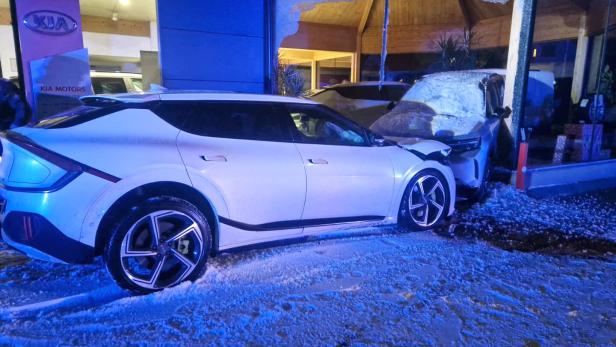 ++ HANDOUT ++ NIEDERÖSTERREICH: AUTO SCHOB GEPARKTEN PKW IN AUTOHAUS