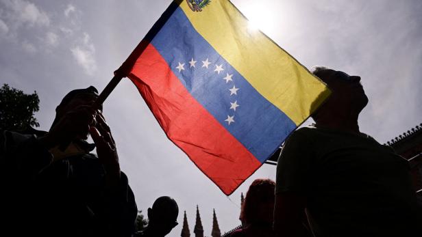 U.S. strikes Venezuelan capital