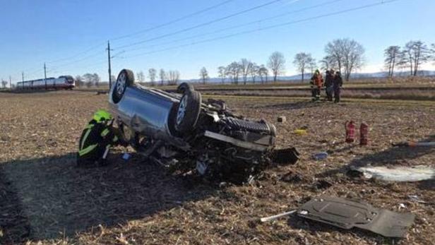 Unfallauto in acker geschleudert