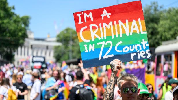 ++ THEMENBILD ++ DIVERSITÄT / LGBTQ / REGENBOGENFAHNE