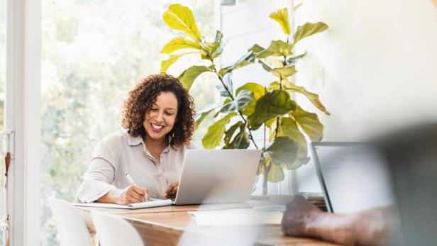 Frau arbeitet am Computer
