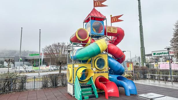 Bunter Mc Donald's Spielturm mit Rutsche
