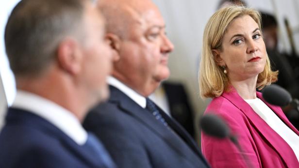 KLAUSUR DER BUNDESREGIERUNG: DOORSTEP - BABLER/STOCKER/MEINL-REISINGER