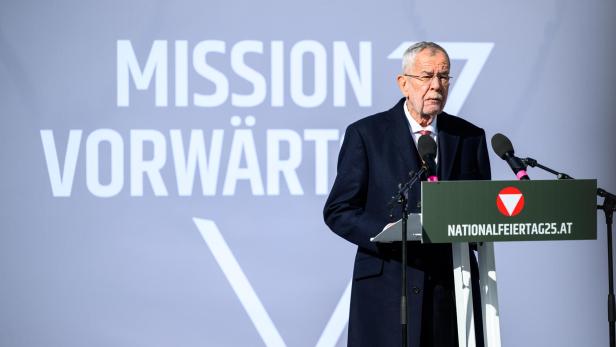 Alexander Van der Bellen spricht vor dem Hintergrund "Mission Vorwärts" am Rednerpult.