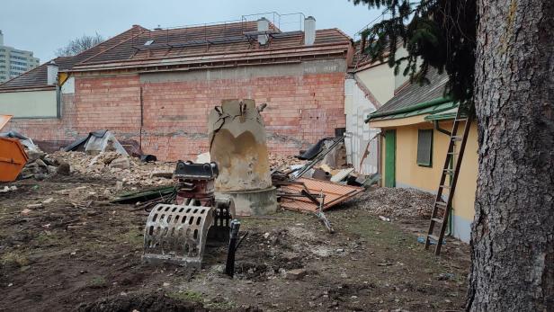 Kurz vor Weihnachten fuhren die Bagger auf und demolierten das Kleinod. 