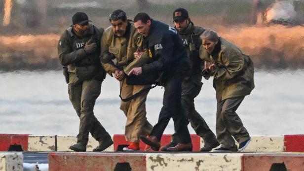 Venezuelan President Maduro, wife Celia Flores transferred to New York courthouse for arraignment