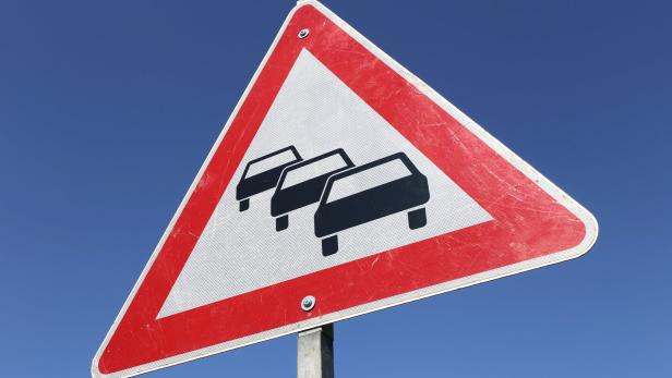 German road sign: traffic queues likely