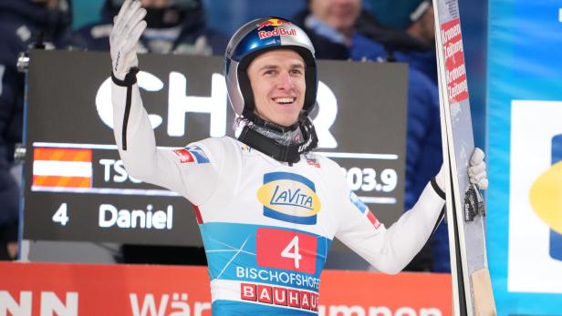 Daniel Tschofenig jubelt in Bischofshofen.