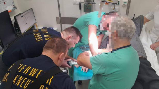Die Feuerwehr beim Eingriff im Krankenhaus Hainburg.