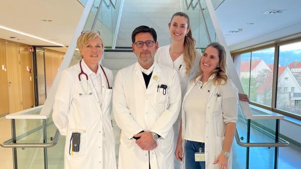 Vier Personen auf einer Treppe.