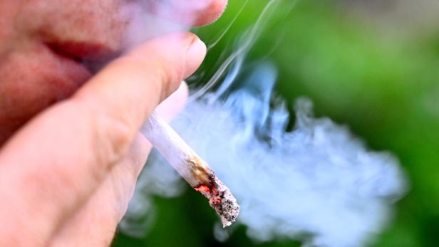 Eine Person raucht eine Zigarette.