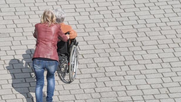 Frau im Rollstuhl