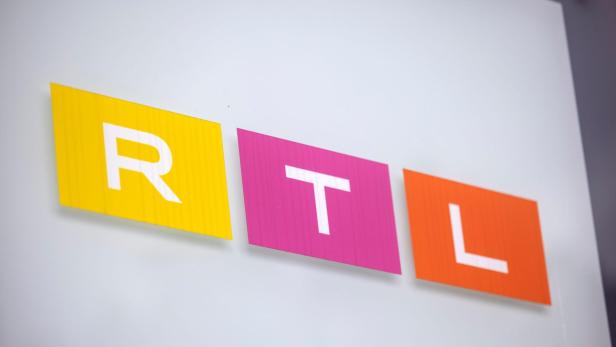 Das RTL-Logo mit weißen Buchstaben auf gelbem, pinkem und orangem Grund ist zu sehen.