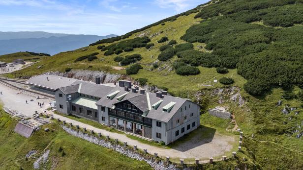 Das Hotel liegt direkt bei der Bergstation der Zahnradbahn