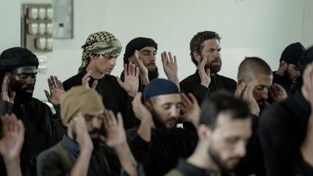 Muslimische Männer beten.