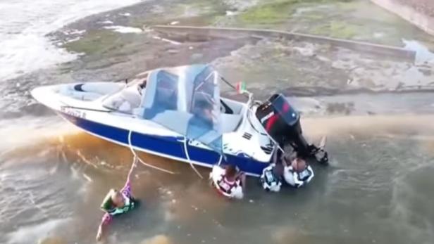 Boot hängt über Abgrund: Stundenlanger Rettungseinsatz in Südafrika.
