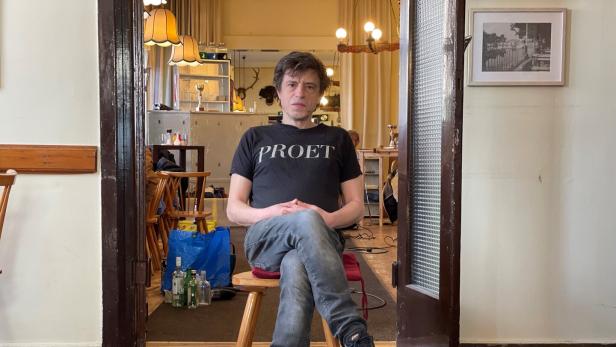 Bernhard Dechant sitzt im Gastraum des Gasthauses Birner in Floridsdorf.