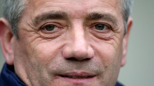 Nahaufnahme von Kevin Keegan mit grauen Haaren und grünen Augen.