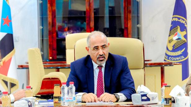 Jemens Separatistenführer Aidarous Al-Zubaidi sitzt an einem Schreibtisch