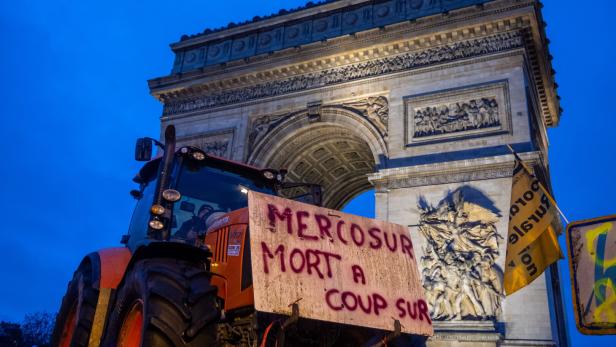 French farmers protest Mercosur deal in Paris