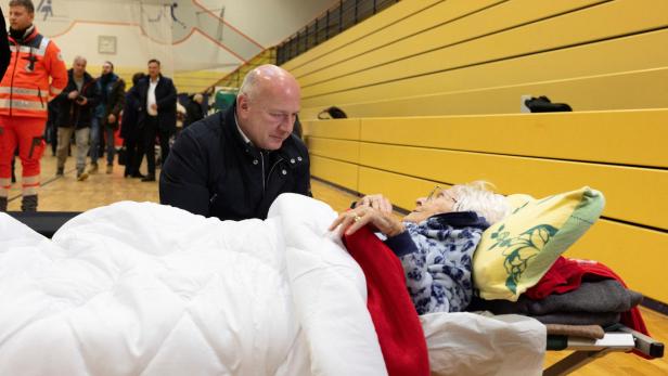 Kai Wegner beim Besuch einer Notunterkunft in Berlin.