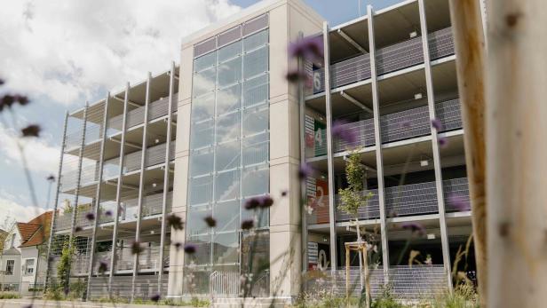 Ein Parkdeck von außen.