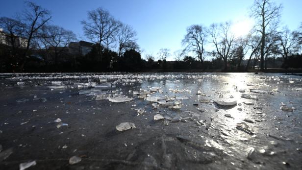 Zugefrorener See (Symbolbild).
