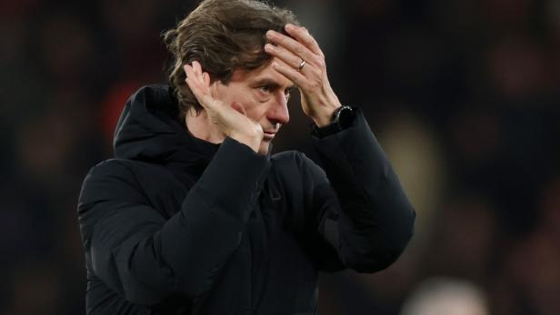 Tottenham-Trainer Thomas Frank greift sich an die Stirn.