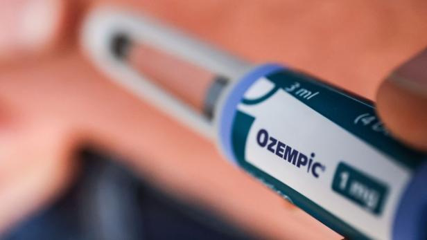 Ein Ozempic-Injektionspen wird in einer Hand gehalten.