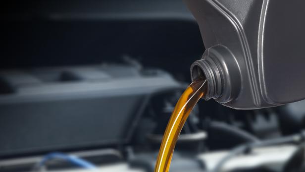 Aus einem Kanister fließt Öl.