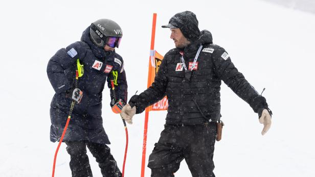 Christina Ager im Gespräch mit einem Trainer.