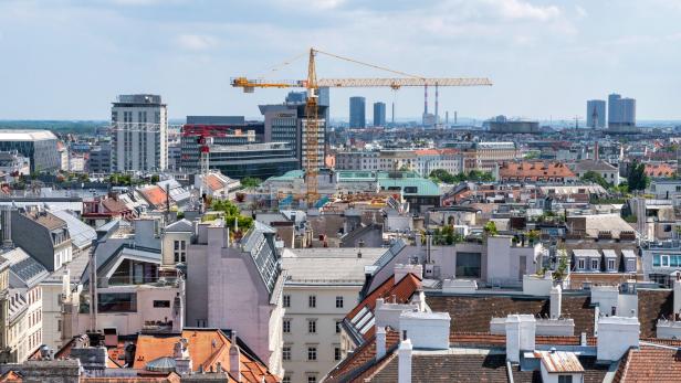 Blick über die Sykline von Wien mit Kränen und Baustellen. 