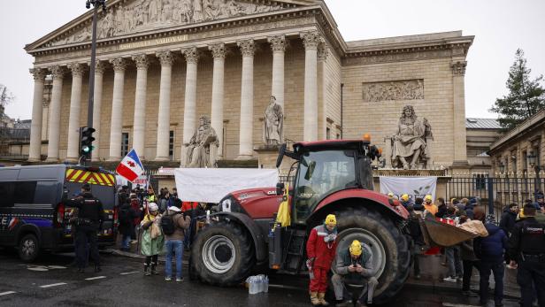 French farmers protest Mercosur deal in Paris