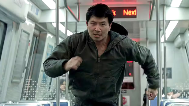 Ein Mann rennt entschlossen durch einen leeren U-Bahn-Wagen.