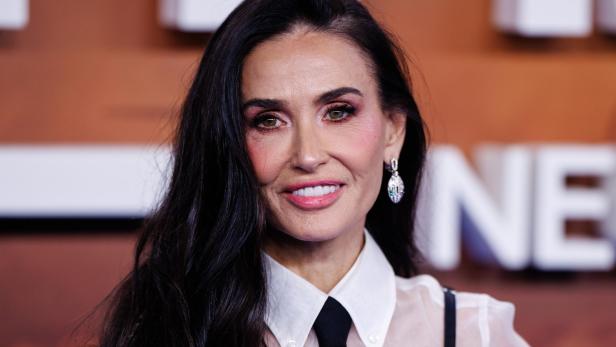 Demi Moore mit schwarzen Haaren auf dem Red Carpet. 