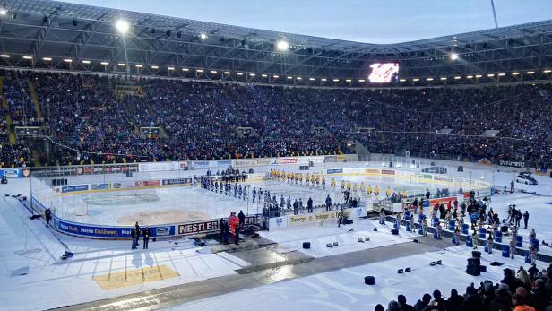 Im Fußballstadion von Zweitligist Dynamo Dresden entstand eine riesige Eisarena