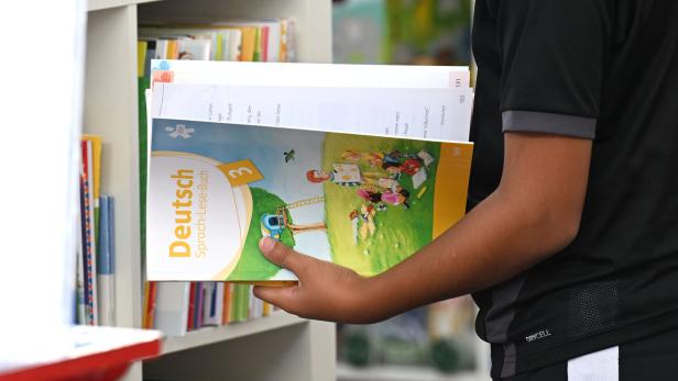 ++ THEMENBILD ++ SCHULE / SCHULBEGINN / SCHULSTART / SCHULARTIKEL / BILDUNG